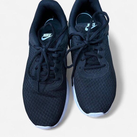 Nike black and white shoes - Picture 3 of 5